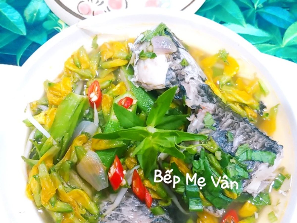 Canh chua cá lóc đồng nấu bông điên điển