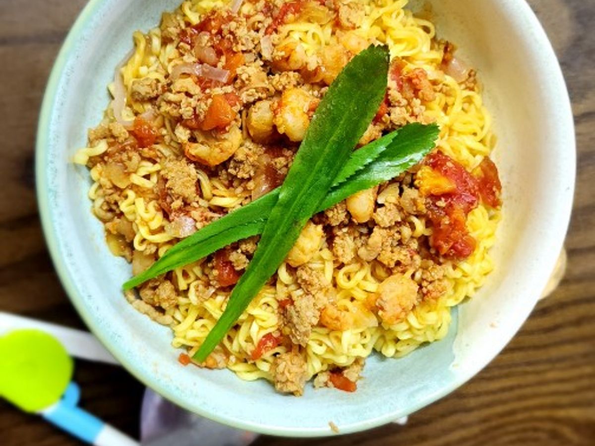 Mỳ trộn tôm thịt sốt cà