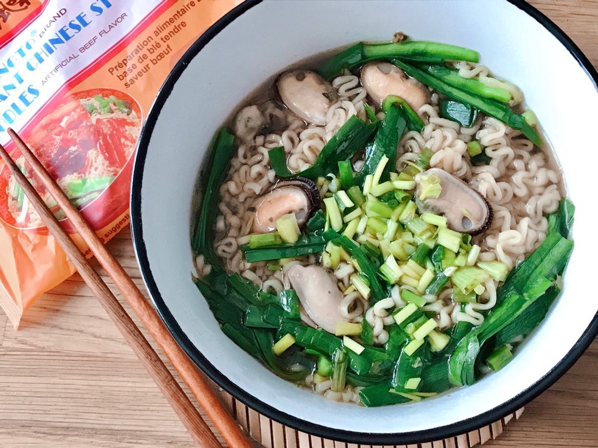 Mì Ăn Liền Nấu Thịt Trai (Vẹm Đen) & Lá Hẹ