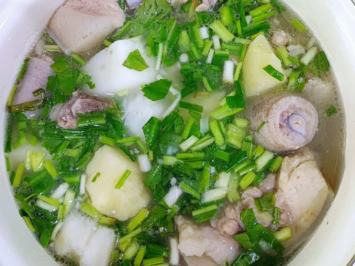 Xương đuôi heo nấu khoai tây, củ canh (khoai mỡ)