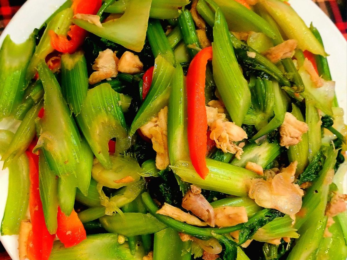 Cần tây, ớt chuông xào thịt gà