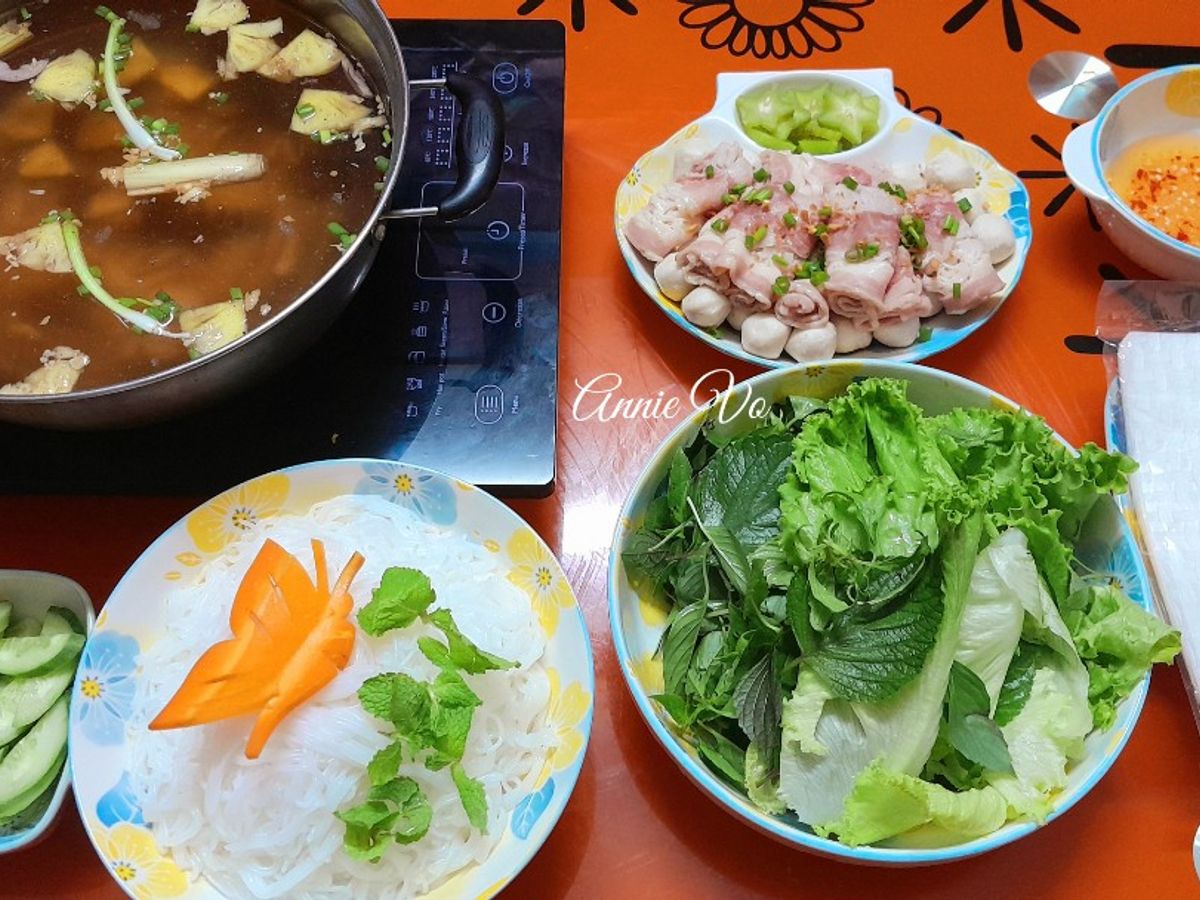Lẩu bò nhúng giấm với khế chua