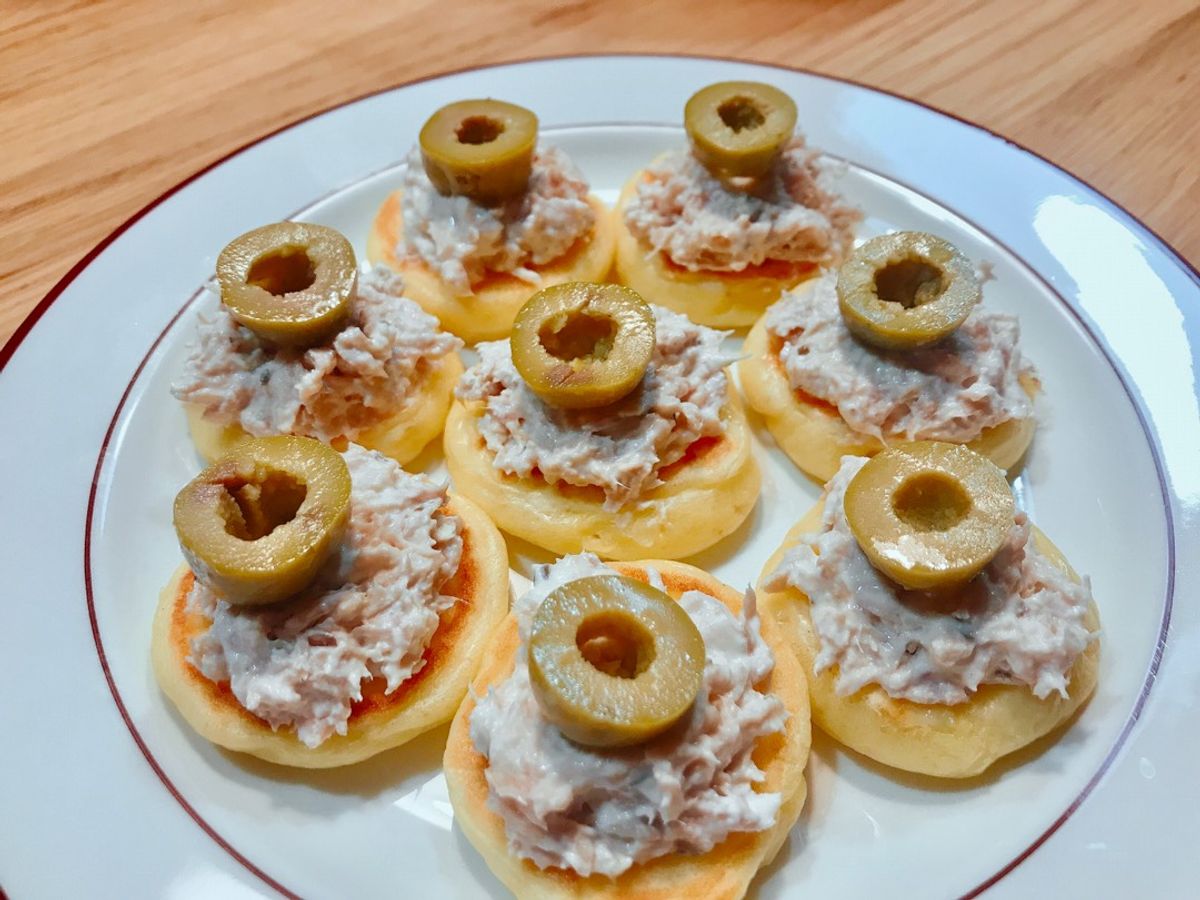 Blinis Topping Cá Ngừ Phô Mai Tươi & Olive Xanh