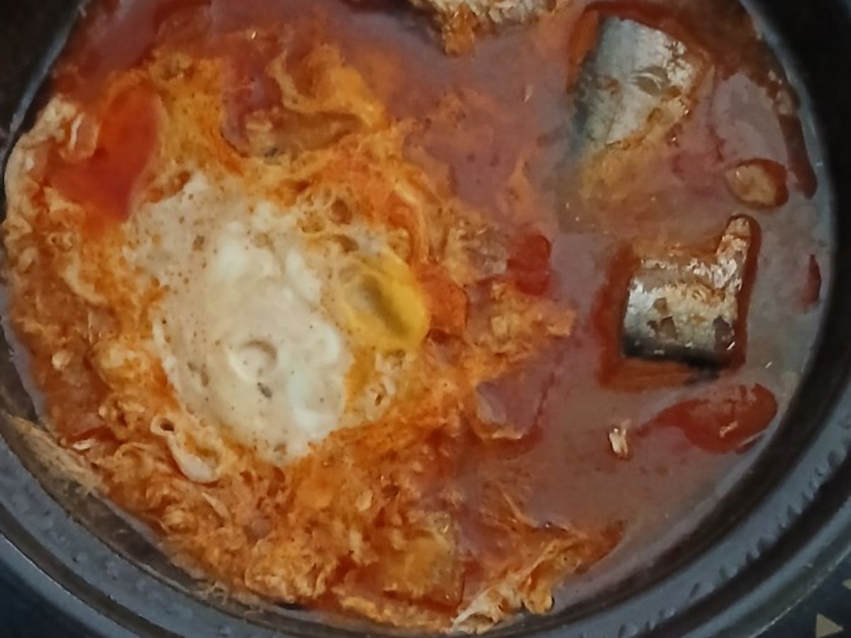 Cá mòi hộp kho trứng