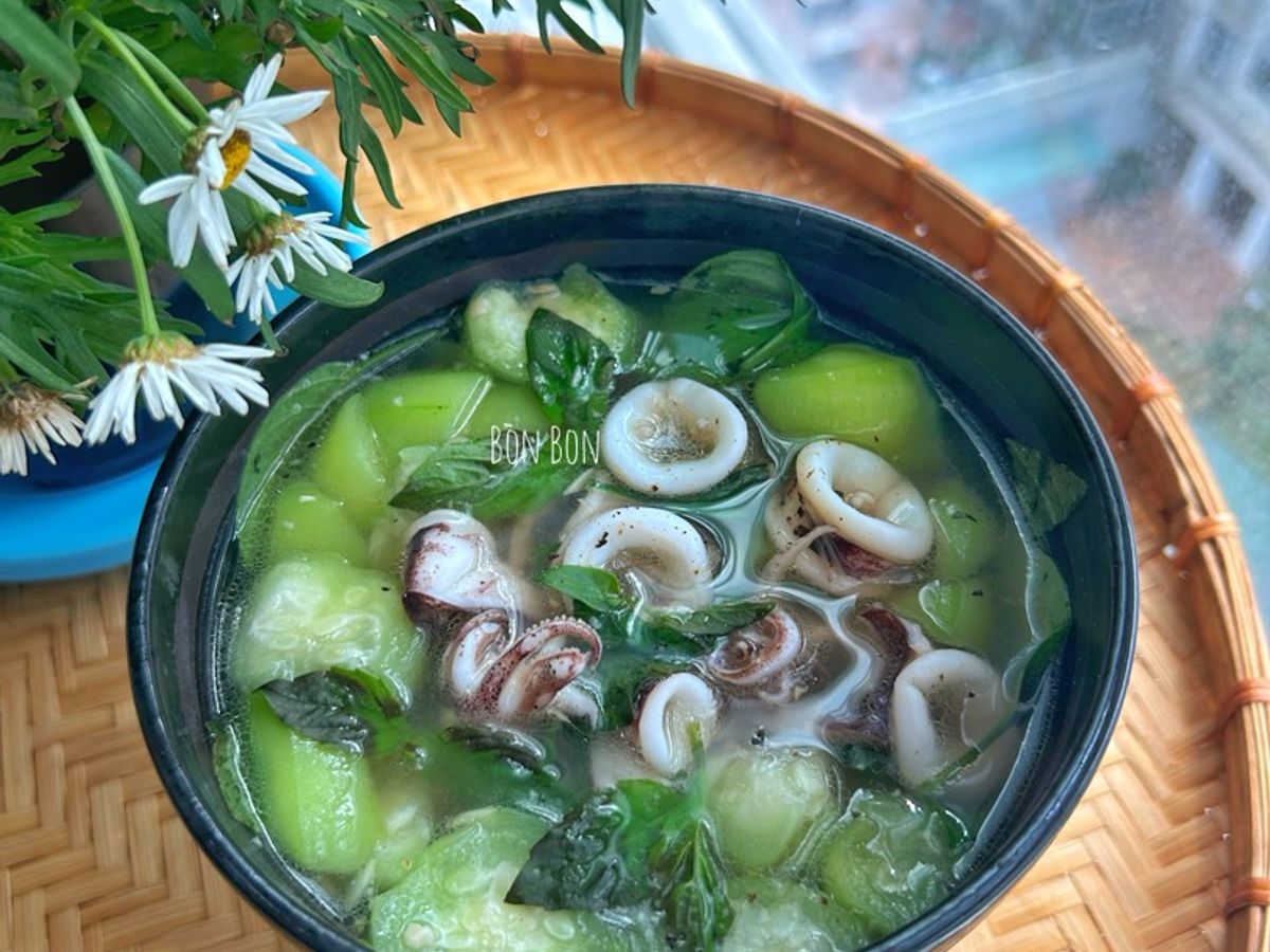 Canh Mực Nấu Mướp Húng Quế