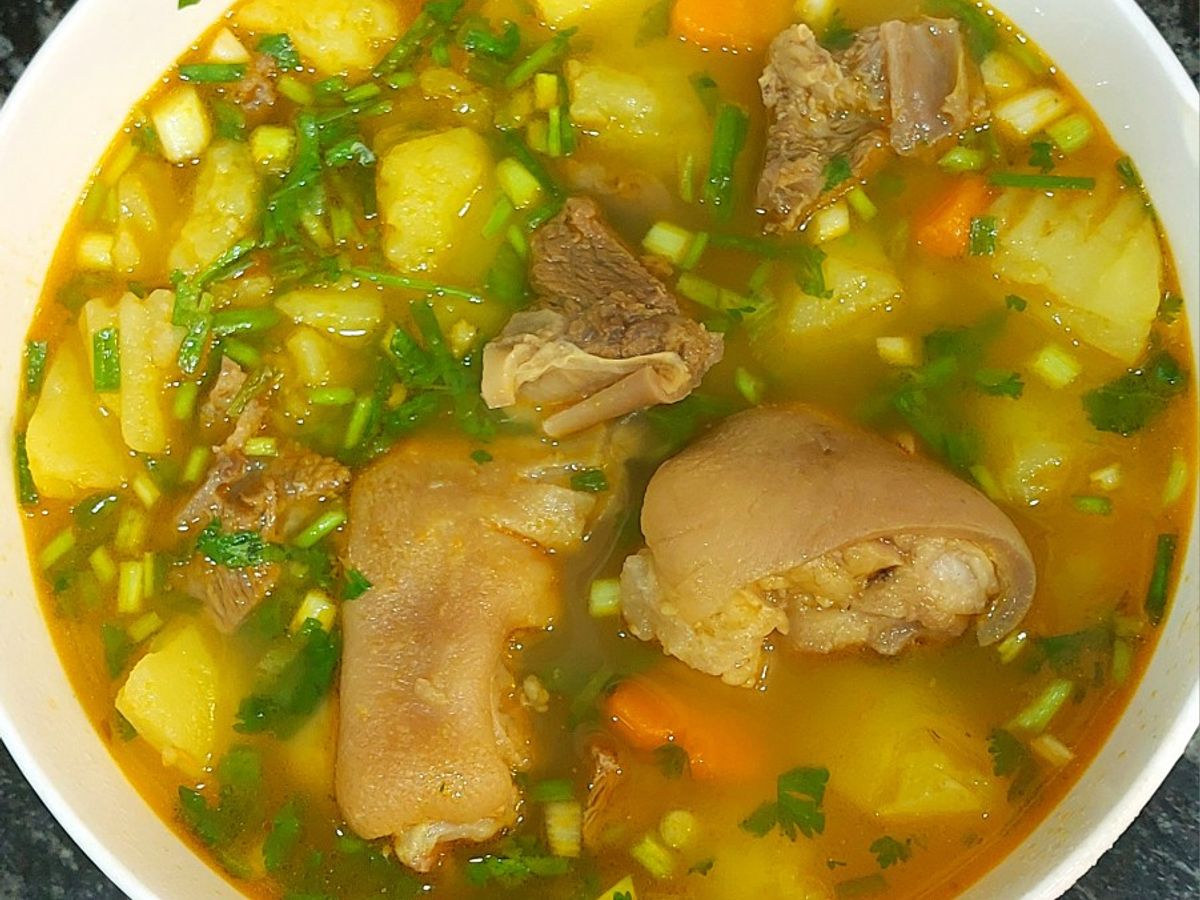 Canh móng giò, bắp bò nấu khoai tây, cà rốt