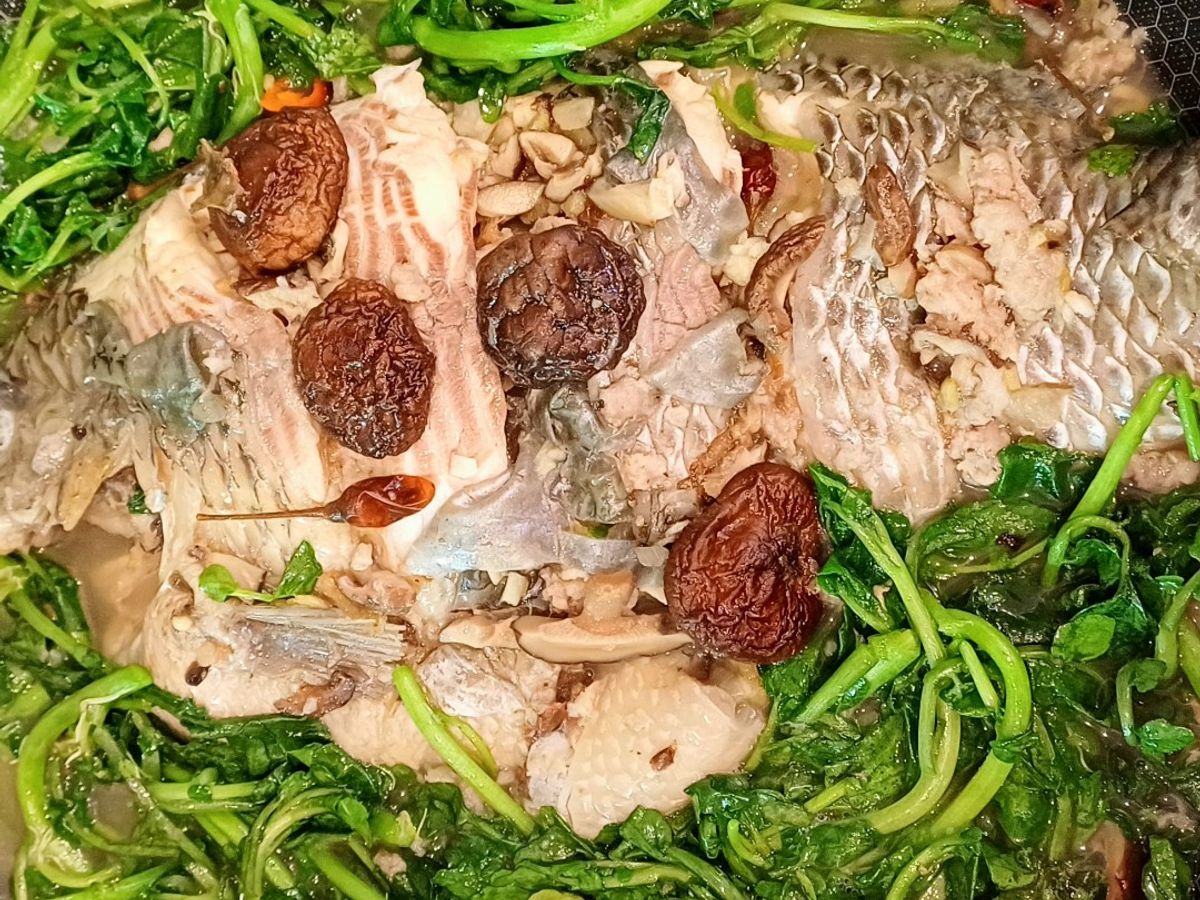 Cá rô phi nấu nấm, cải xoong