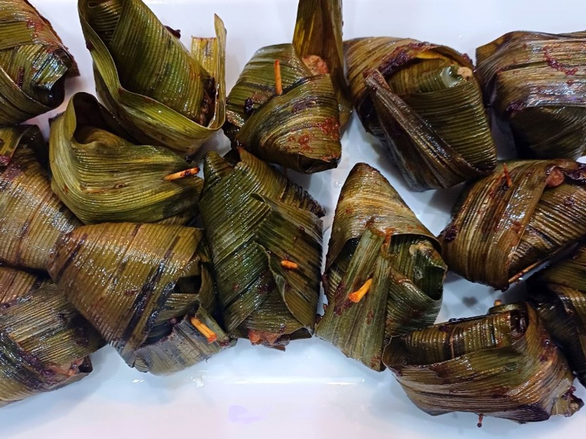 Thịt ức gà cuộn lá nếp chiên