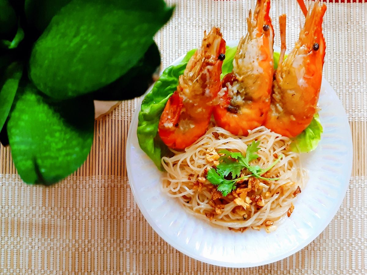 Hủ tiếu trộn khô với tôm càng