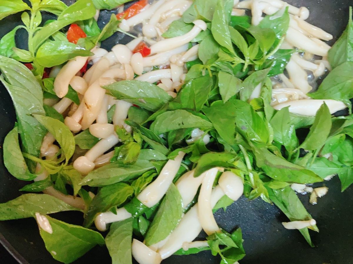 Nấm Linh Chi Trắng Xào Lá É