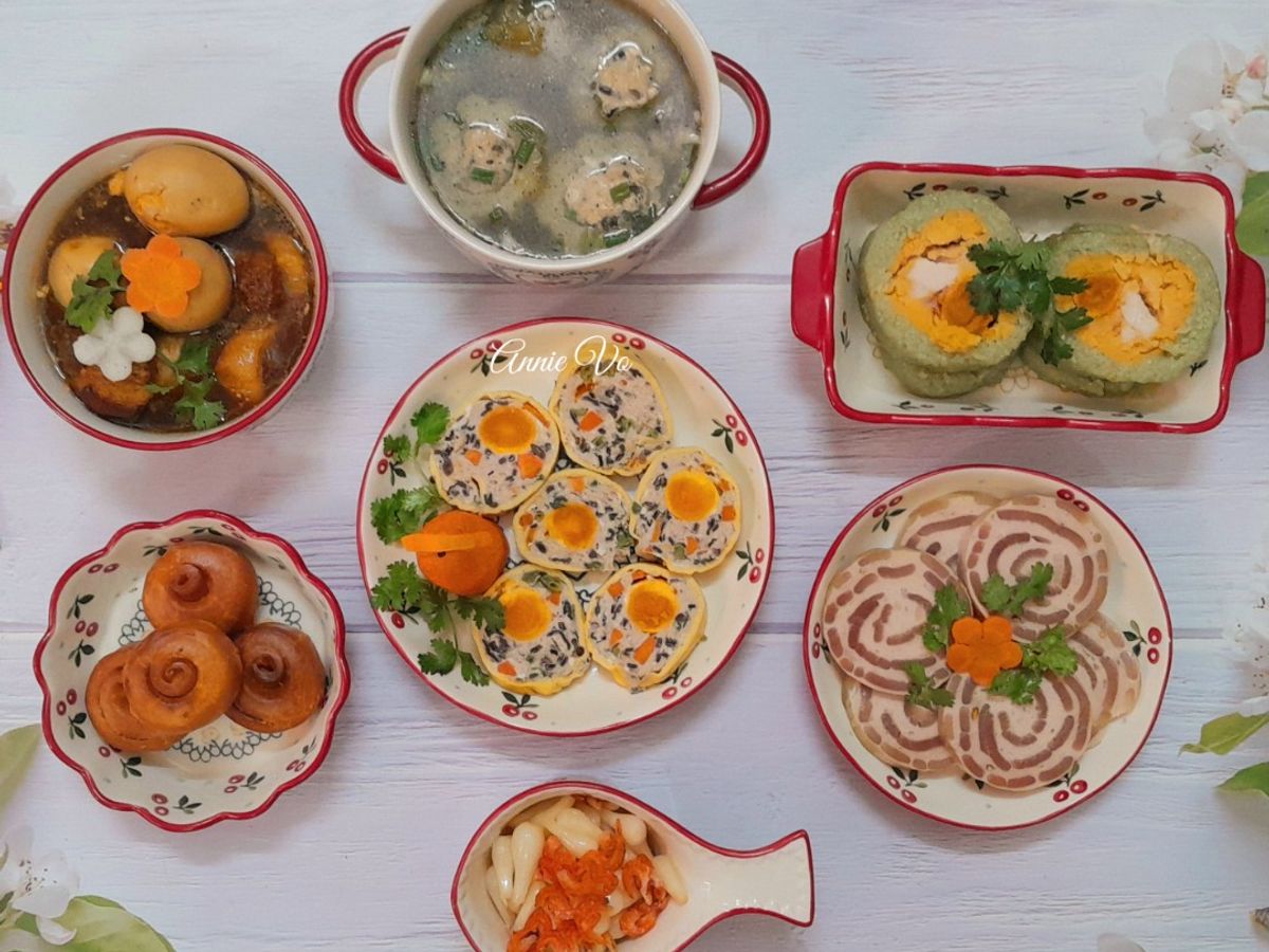Bữa cơm với các món ăn truyền thống ngày Tết