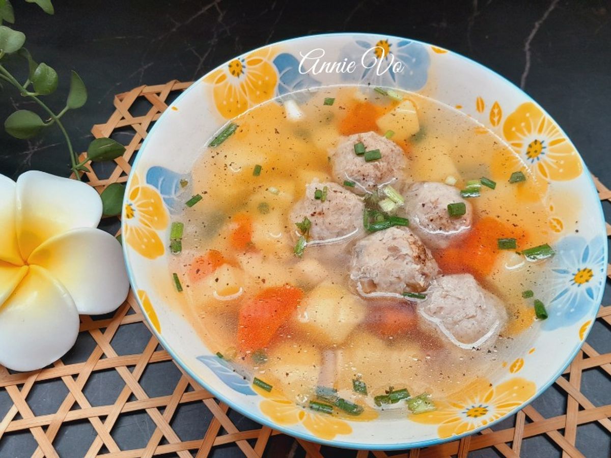 Canh khoai tây cà rốt nấu thịt viên
