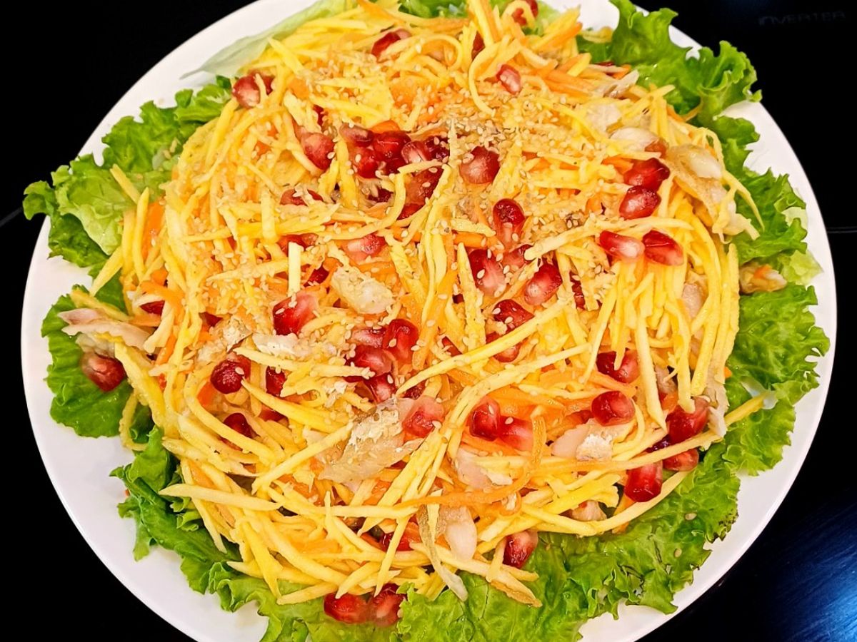 Salad xoài, lựu và cá khô