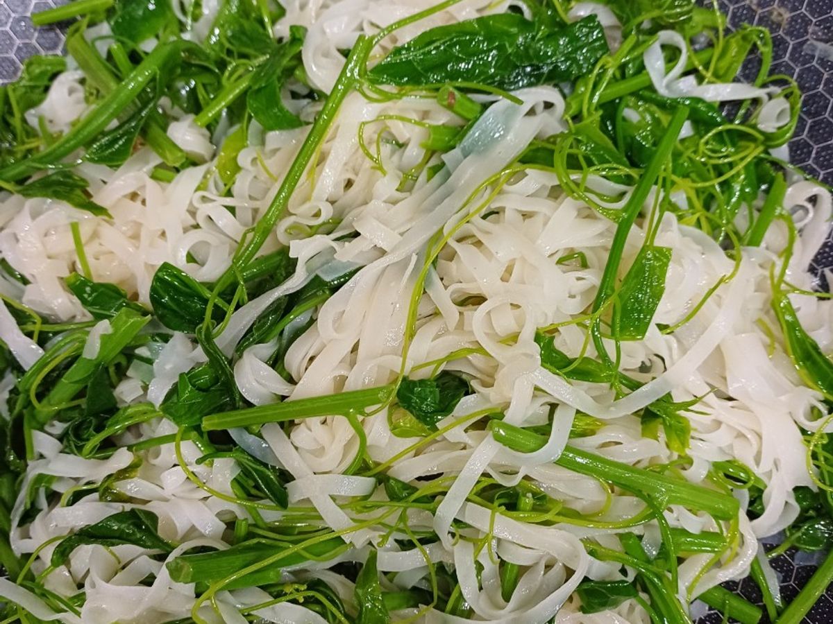 Rau bò khai xào bánh đa nắm Quỳnh Côi