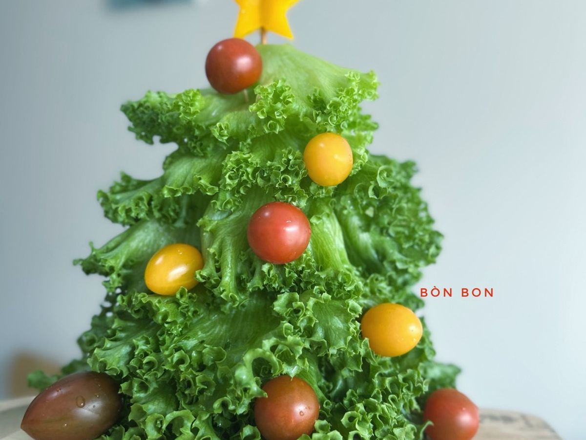 Trang trí món ăn Giáng Sinh: Cây thông Noel từ rau xà lách