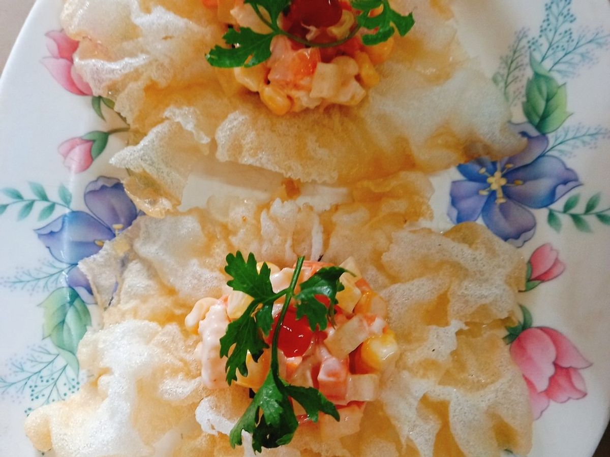 Bánh tráng chiên xúc salad rau củ