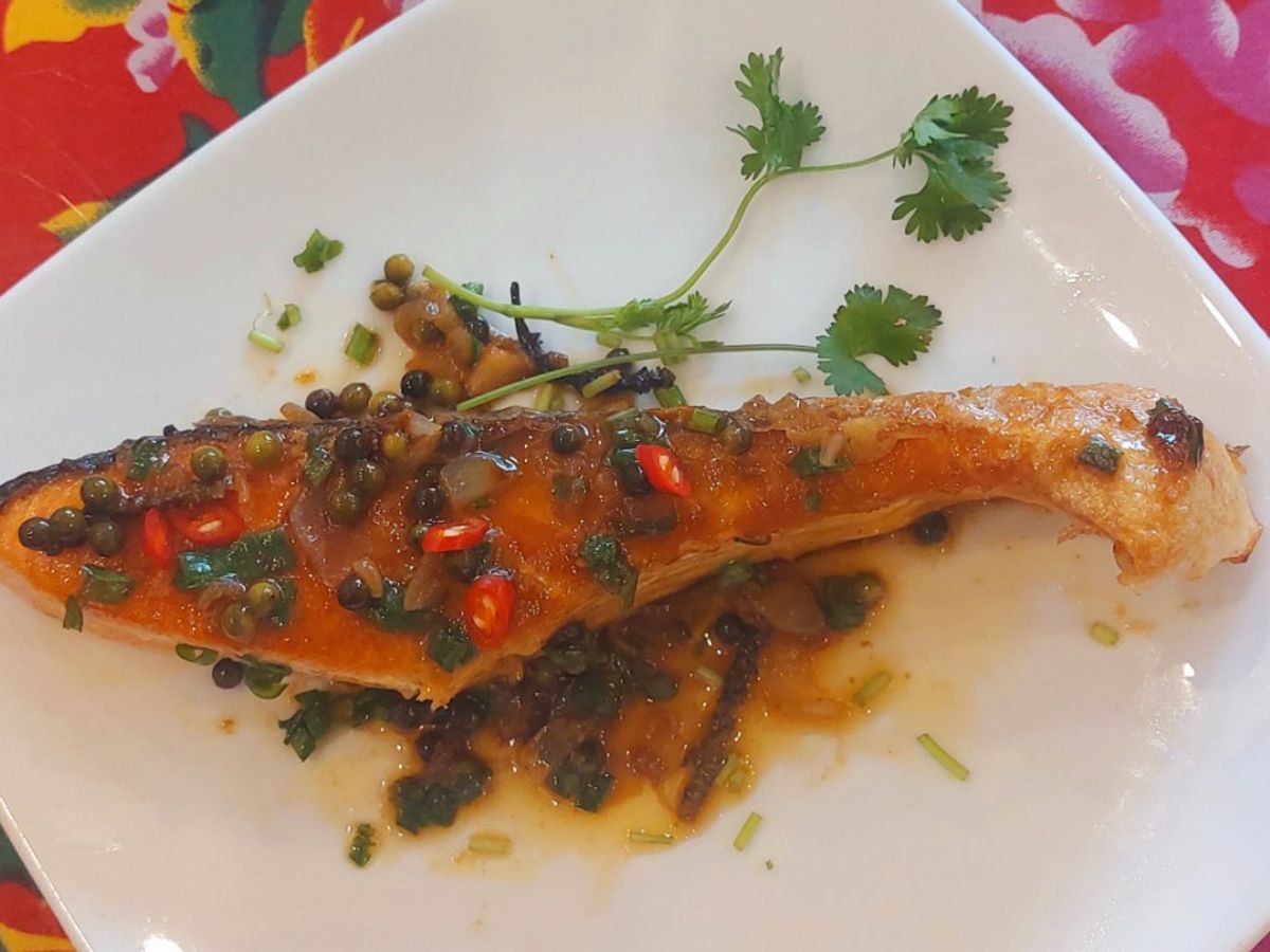 Cá hồi sốt tiêu xanh