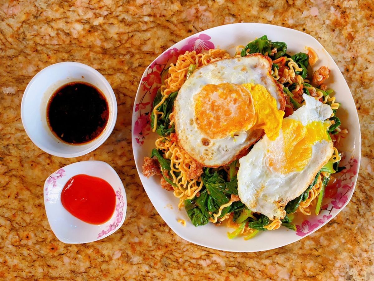Mì trộn thịt heo bằm, trứng ốp la