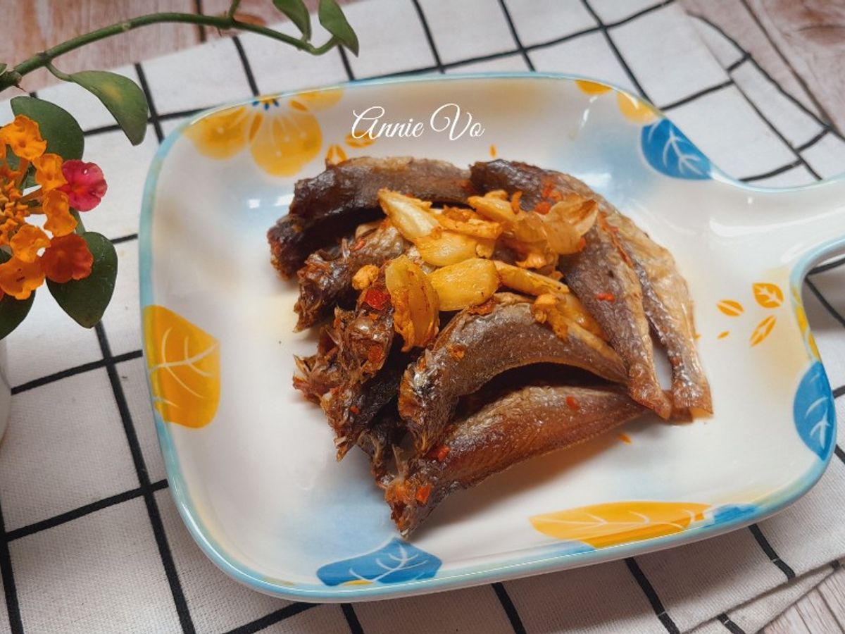 Cá khô chiên tỏi