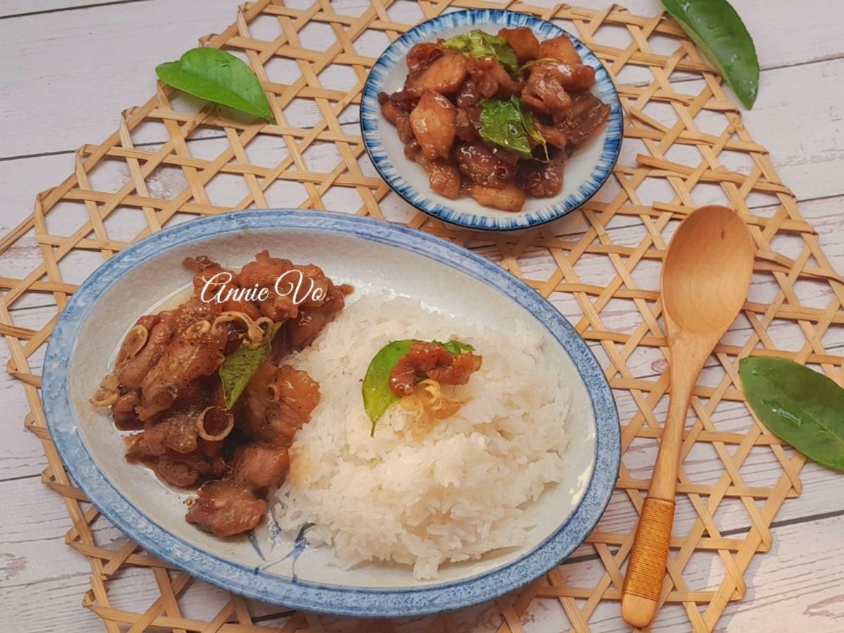 Cơm thịt rang mắm ruốc và rau húng quế