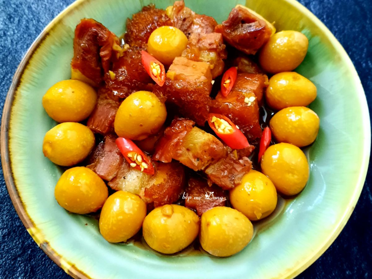 Thịt heo quay kho trứng cút
