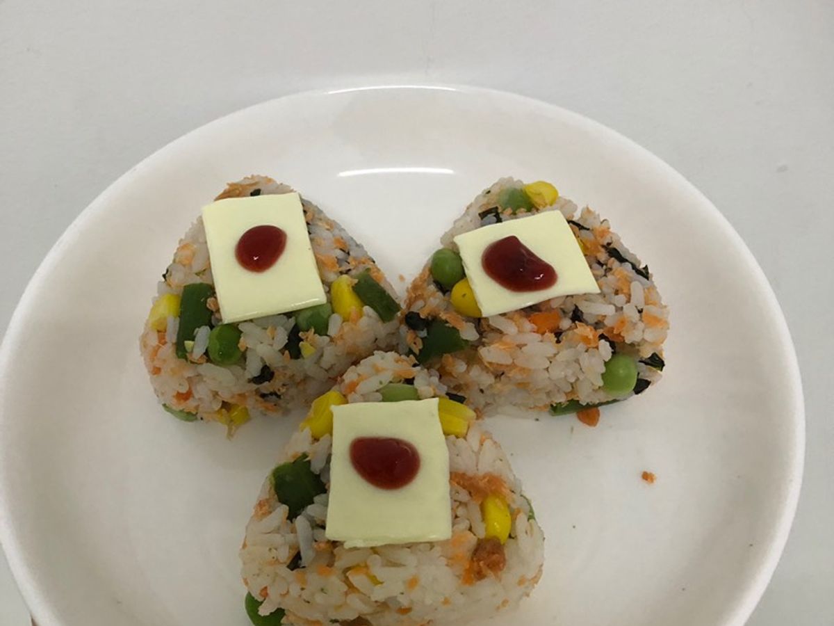 Cơm nắm ruốc cá hồi