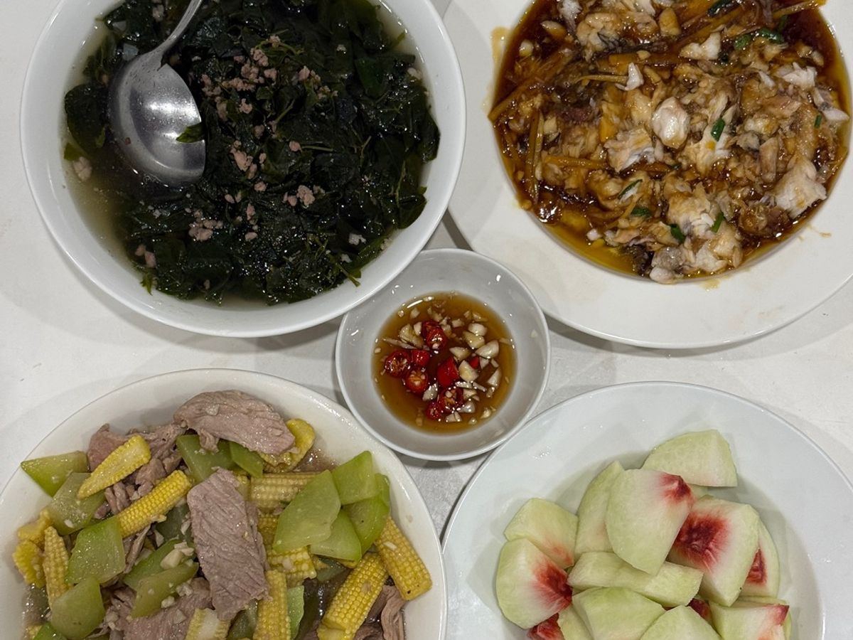 Cơm nhà với cá chẽm kho gừng, thăn bò xào su su ngô bao tử, canh rau ngót thịt băm, đào tươi