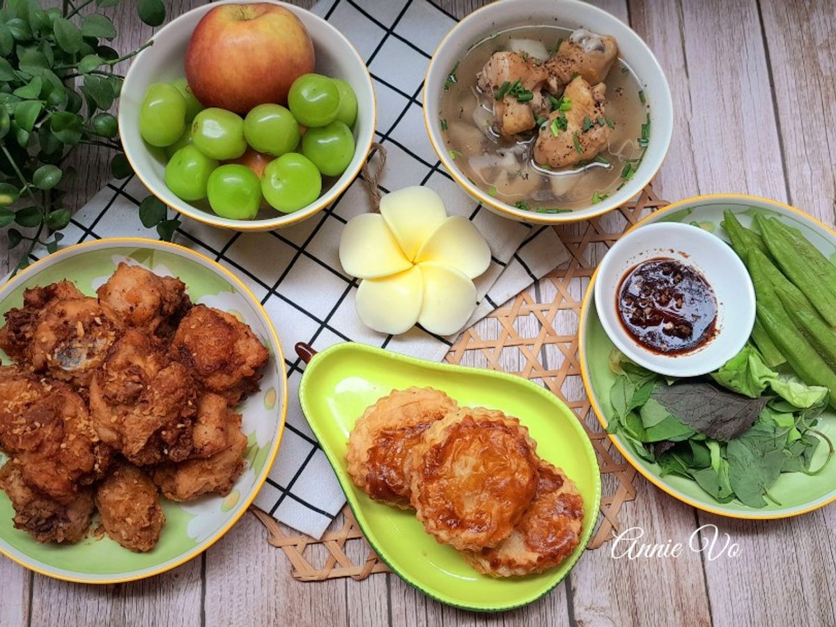 Mâm cơm với bánh pateso nhà làm