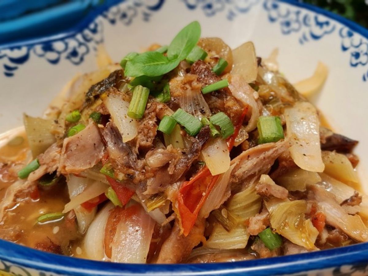 Dưa chua xào gà và rau củ