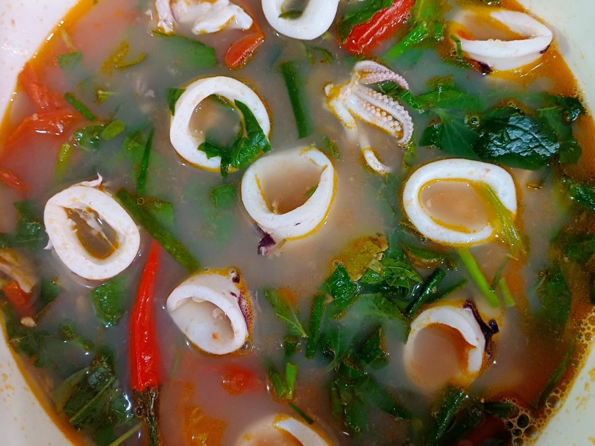 Mực nấu canh chua lá lốt