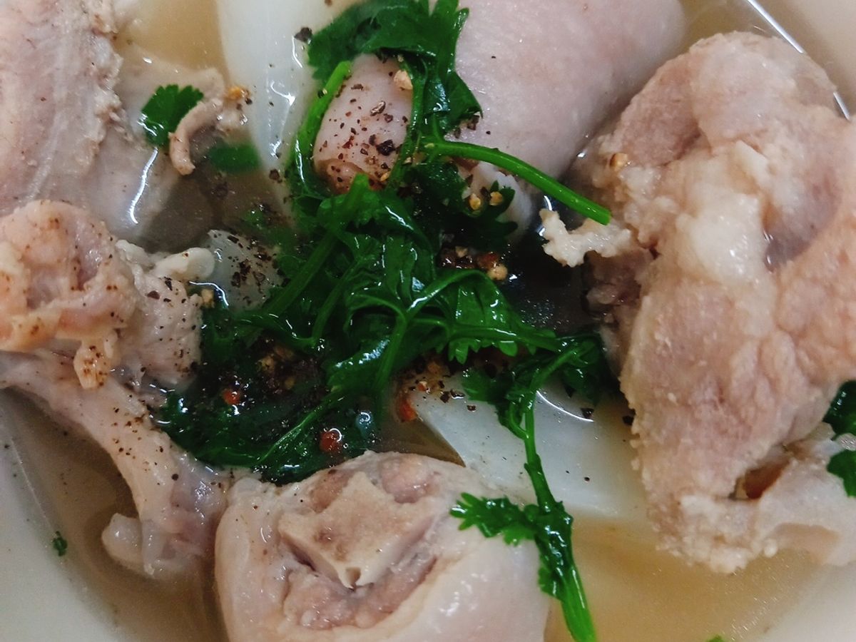 Canh đuôi heo hầm củ cải trắng