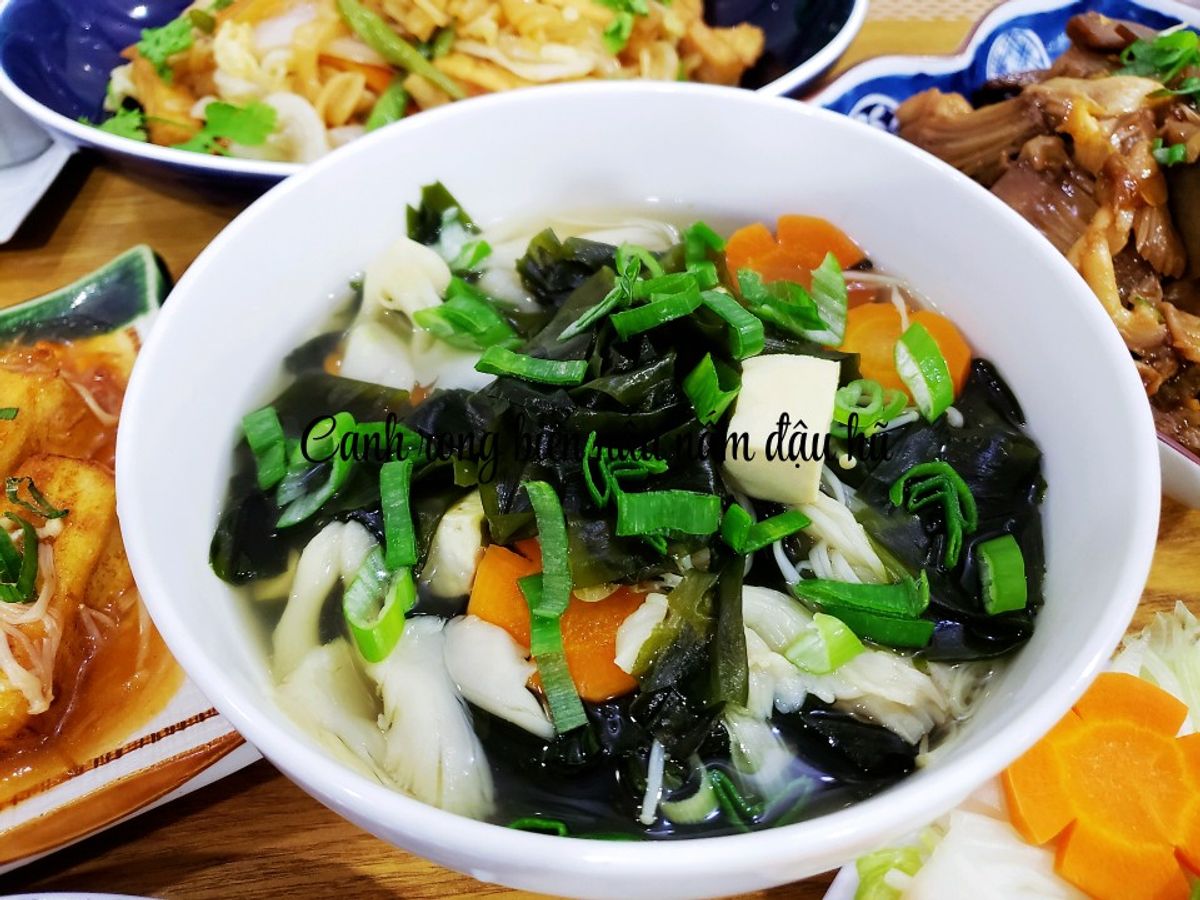 Canh rong biển nấu nấm đậu hũ