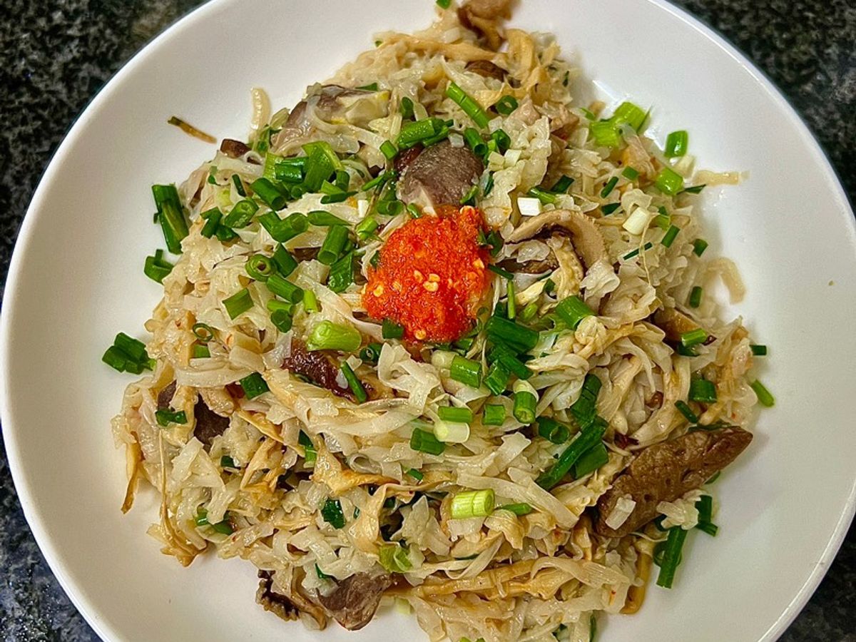 Bánh Đa Xào Lòng Gà Với Măng Và Nấm Hương