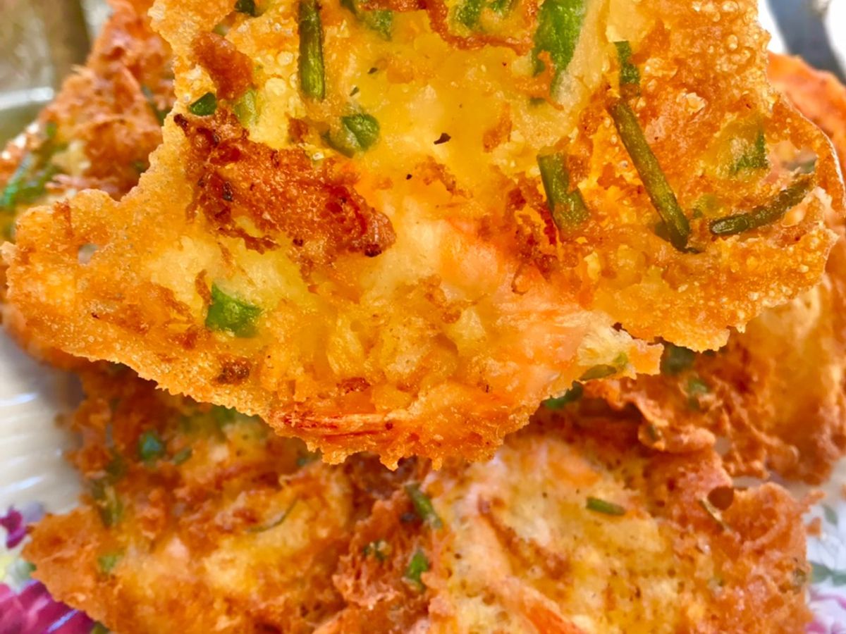 Bánh tôm chiên bột