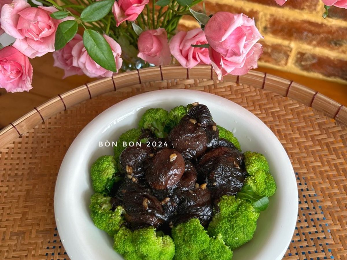 Nấm Và Bông Cải Sốt Tóc Tiên Chay