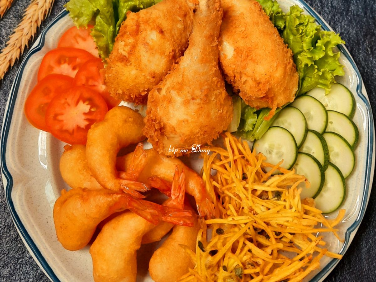 Combo món chiên: đùi gà chiên, tôm chiên, khoai lang chiên