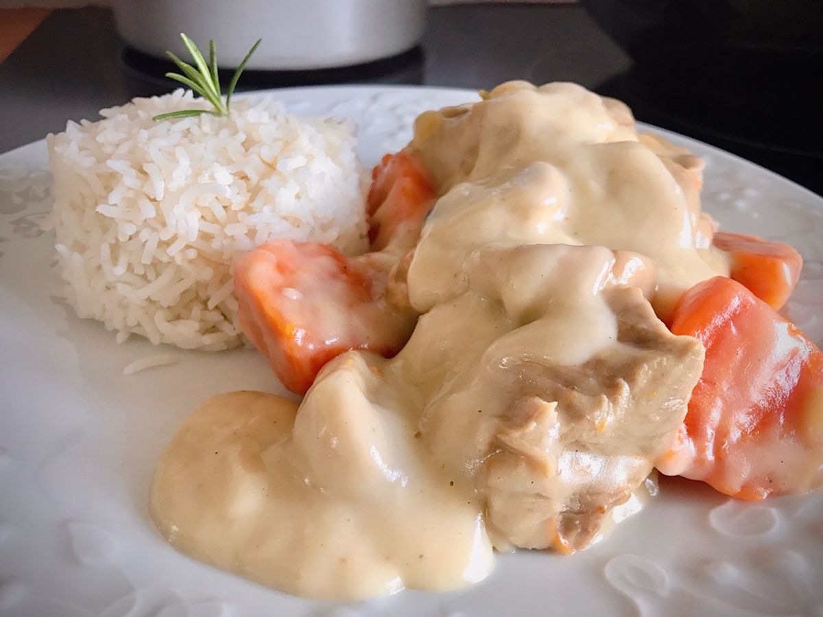 Món Pháp Blanquette De Veau - Thịt Bê Hầm Cà Rốt Nấm Phủ Sốt Bơ Trứng