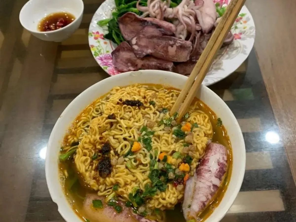 Mì gói ăn với mực và rau muống siu ngonnnn