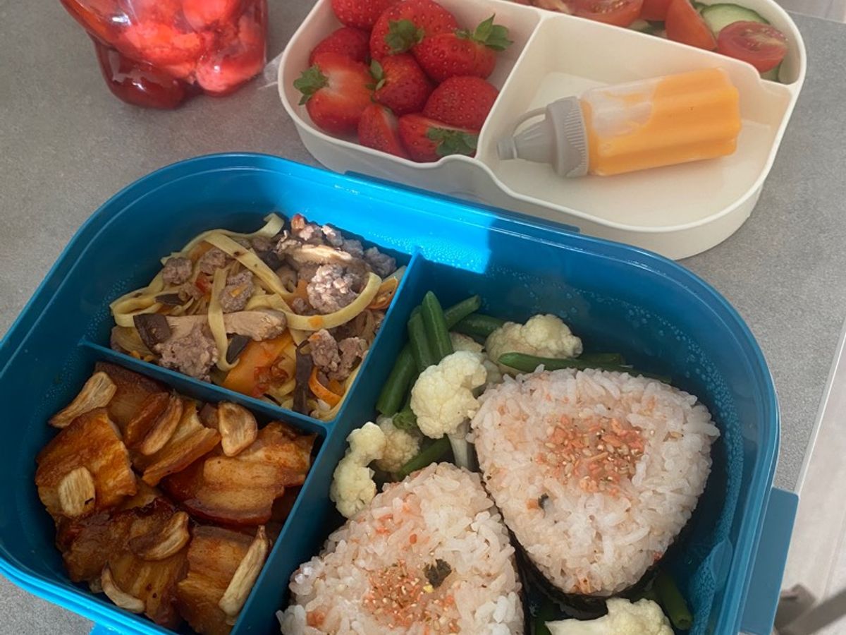 Bento box 16: cơm nắm furikake, mì xào nấm, thịt nướng