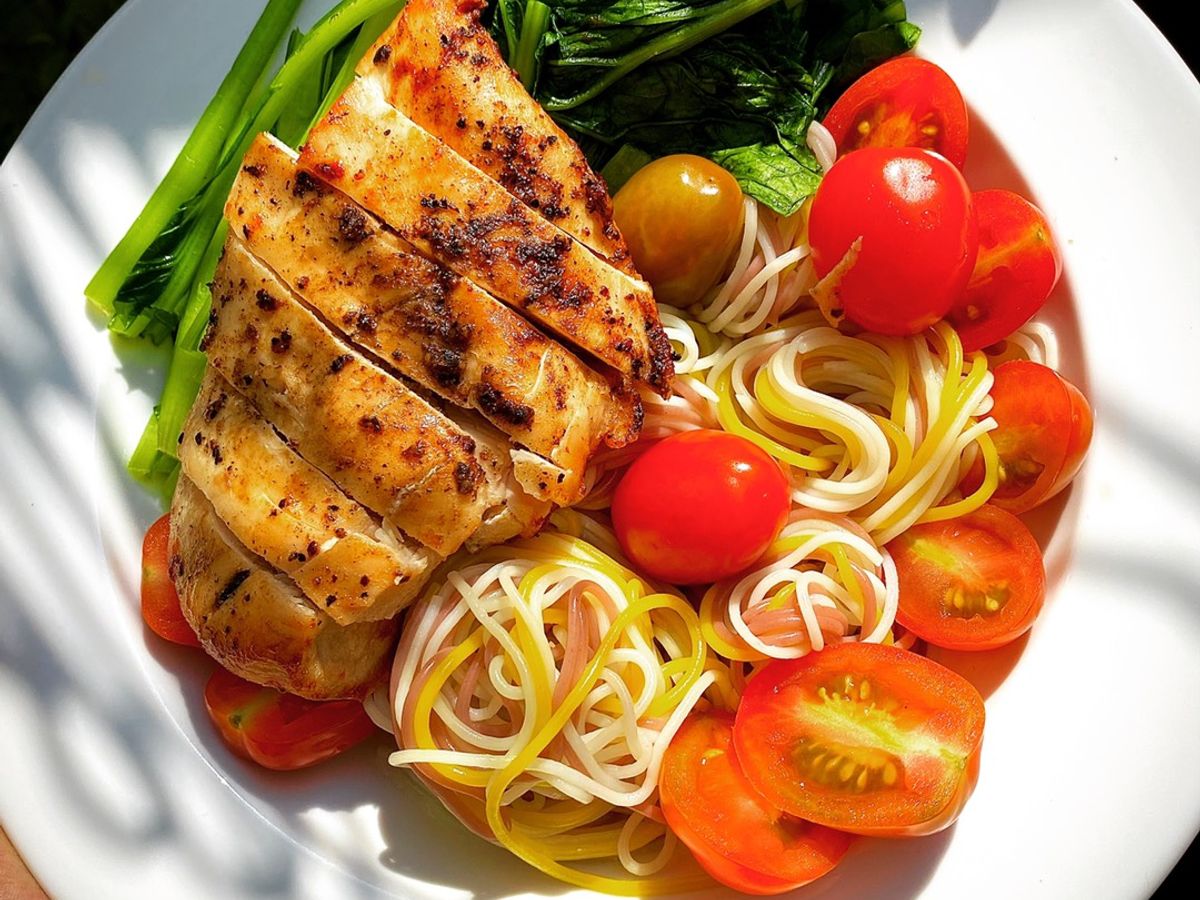 Eat Clean với ức gà chiên bằng nồi chiên không dầu - bún gạo lức - rau luộc