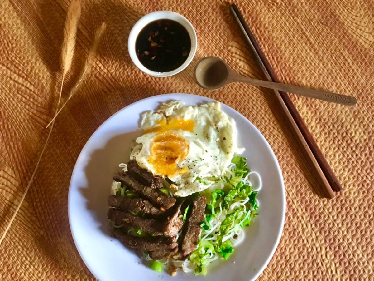 Hủ tiếu xào với cải bẹ xanh và thịt bò áp chảo.Lâu lâu mình đổi khẩu vị cho lạ miệng nha cả nhà