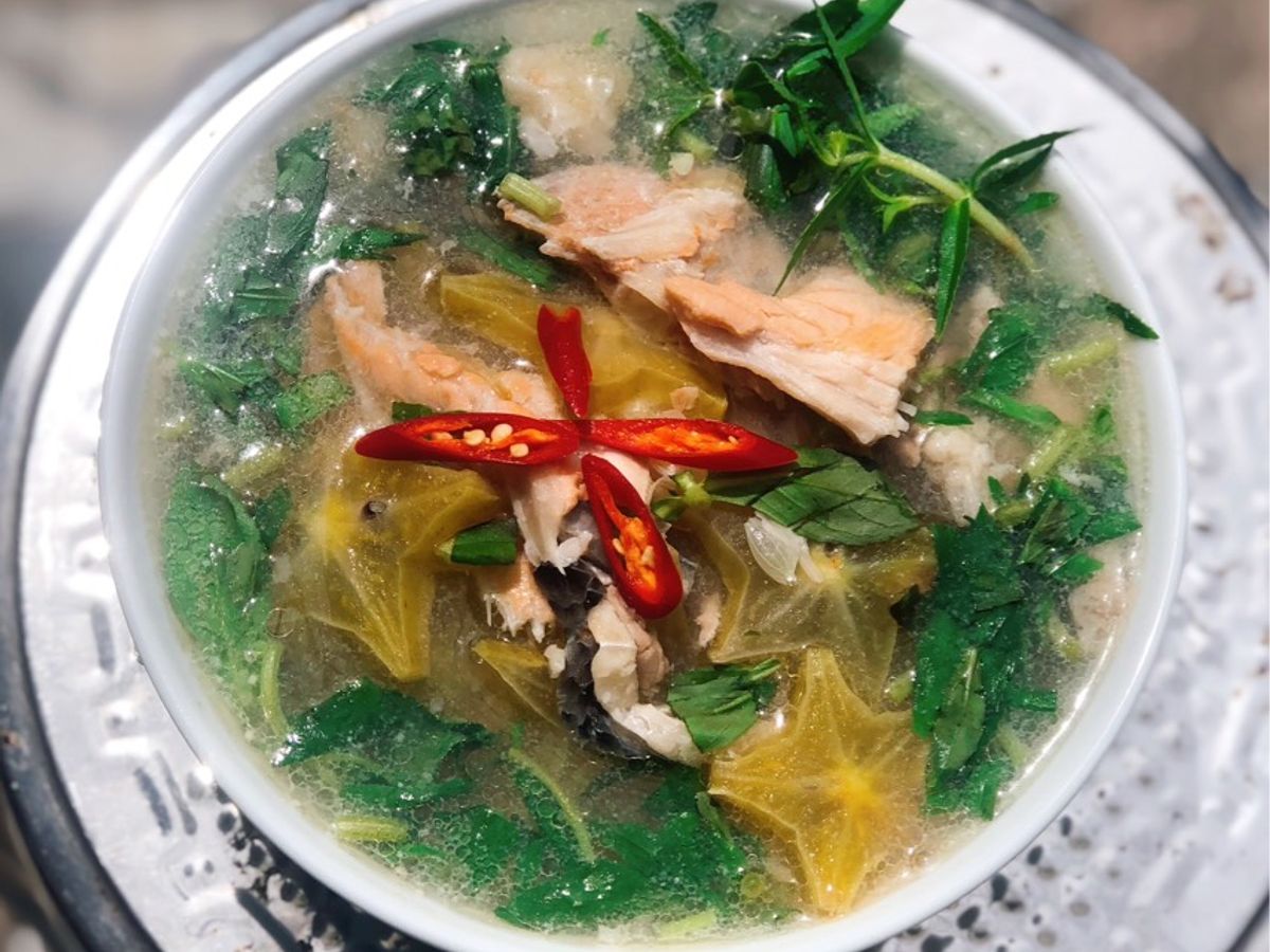 Canh khế chua nấu lườn cá hồi
