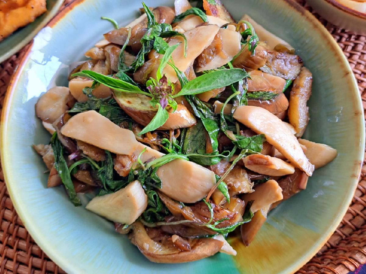 Cà tím, nấm đùi gà xào lá quế