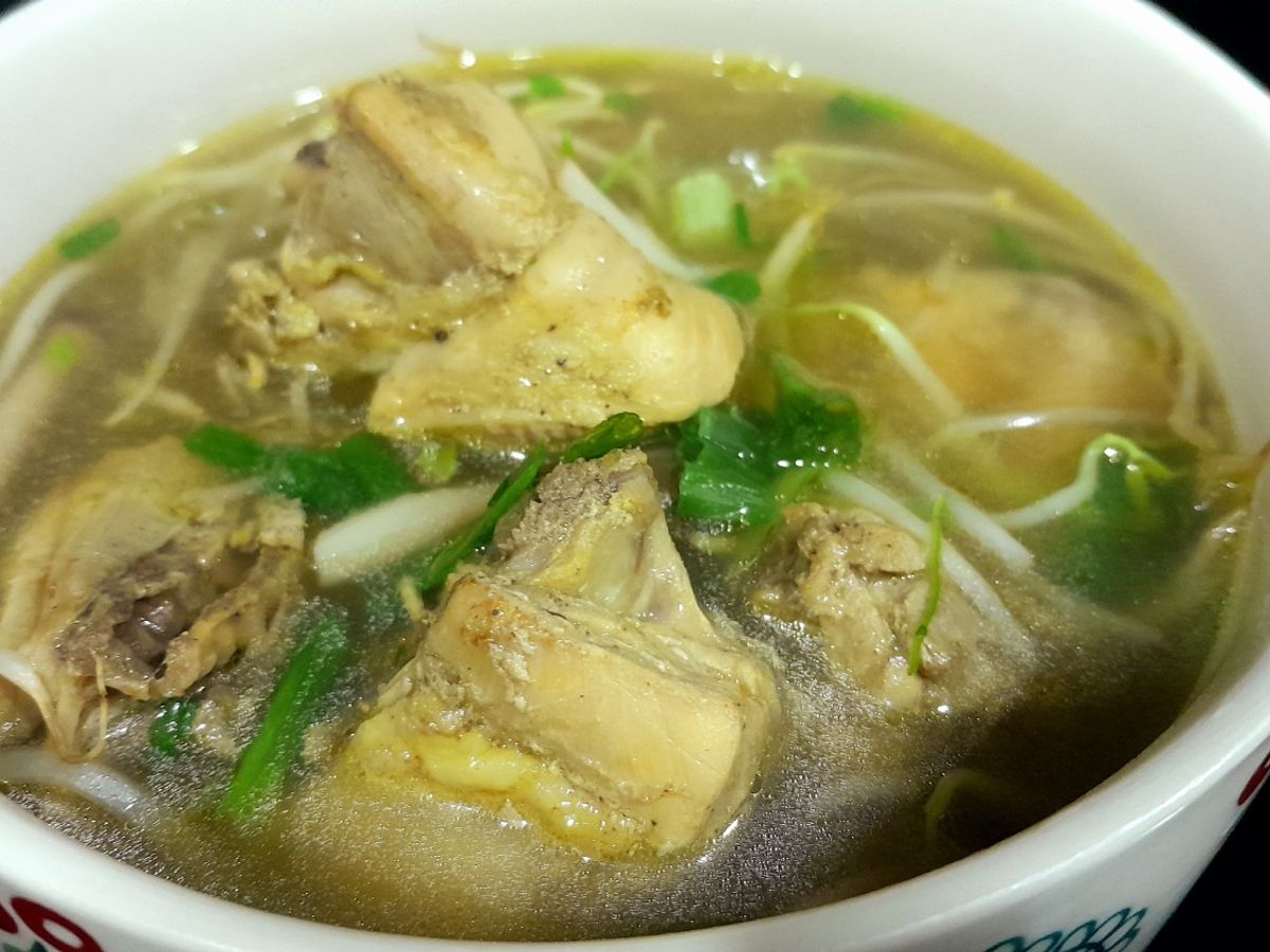 Canh gà nấu rau nấm