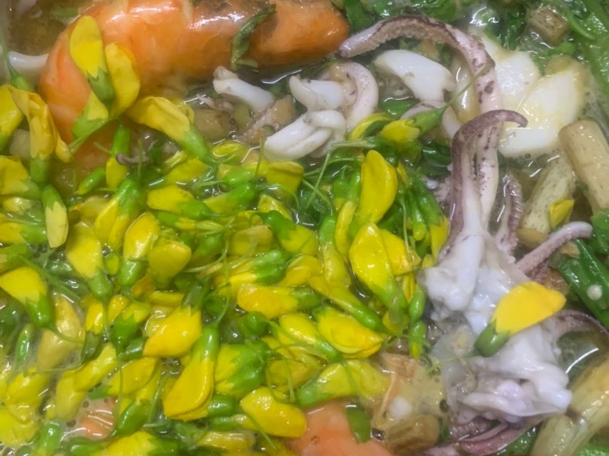 Canh chua bông điên điển ngó sen nấu cùng tôm mực