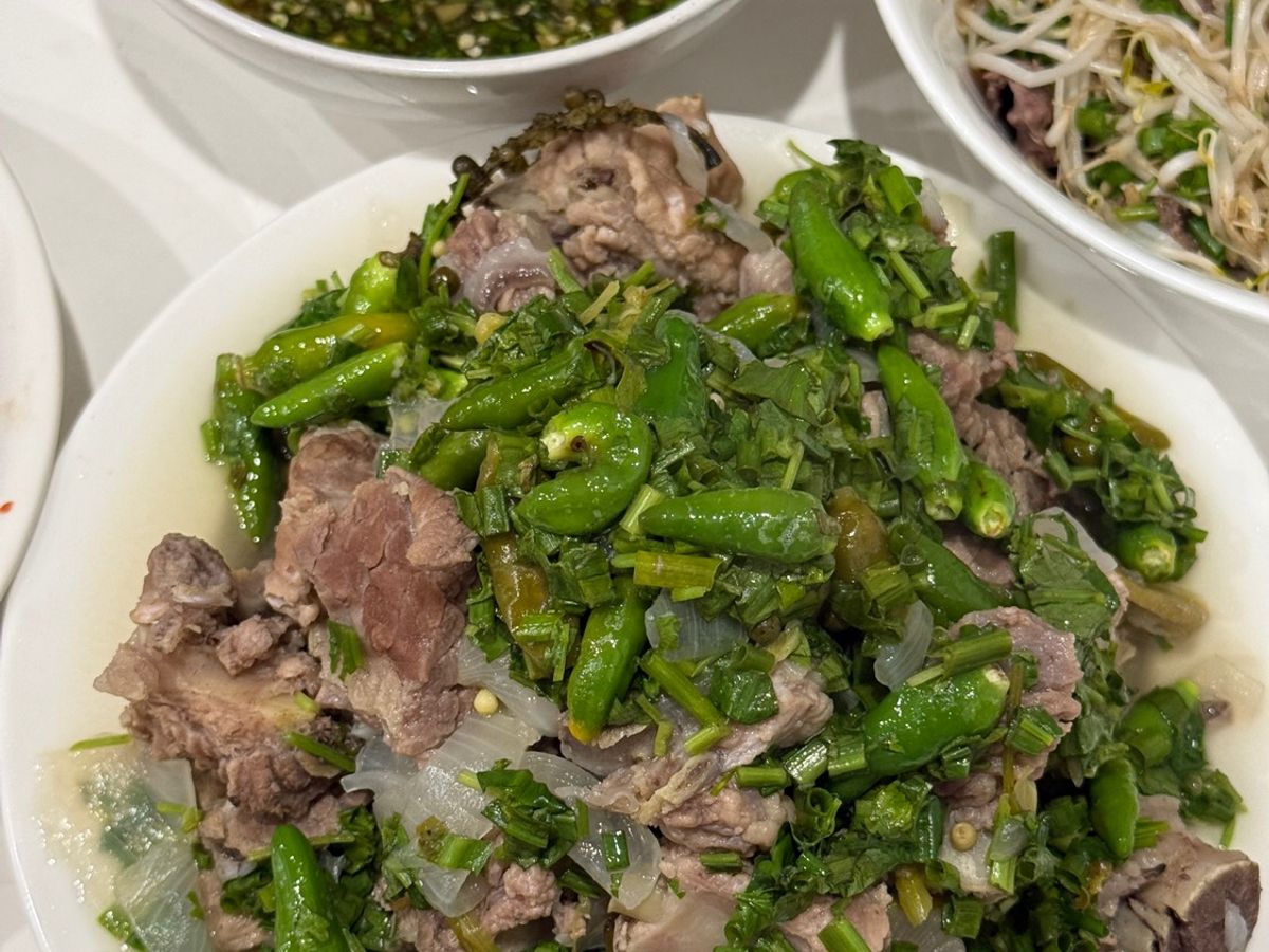 Cơm nhà với sườn cay núi lửa và sườn không cay núi tuyết