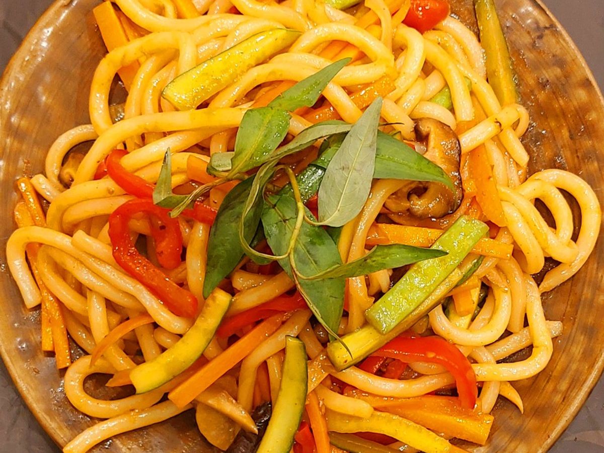 Mì udon trộn sốt teriyaki và rau củ xào
