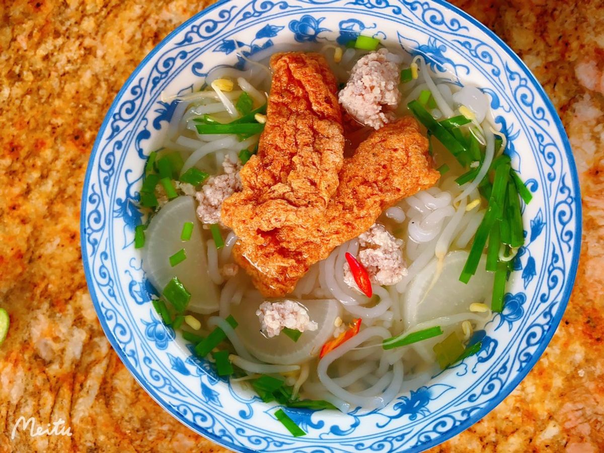 Bánh canh chả cá, thịt bằm