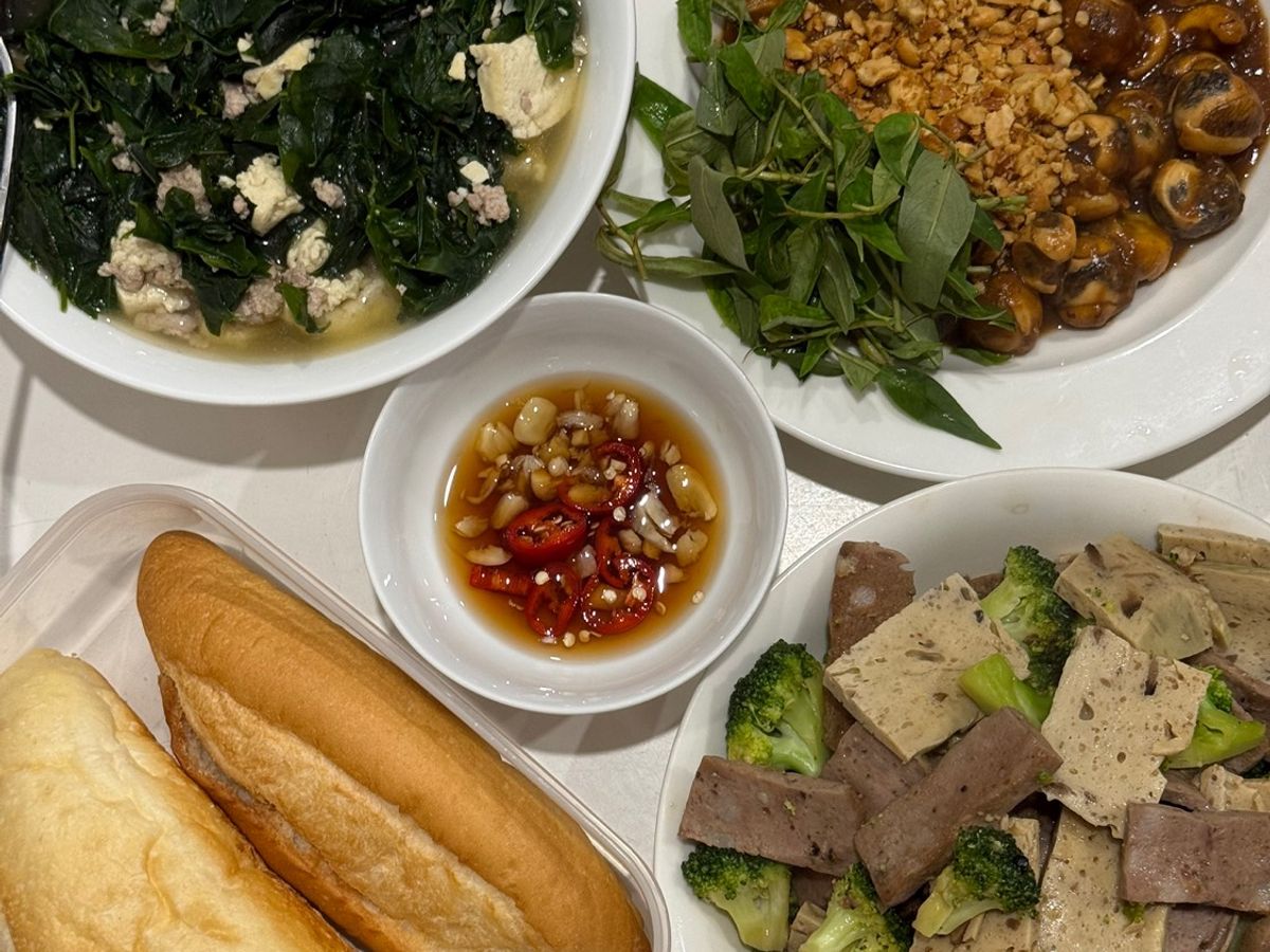 Cơm nhà với cút lộn sốt me, giò bò giò nấm xào bông cải xanh, canh rau ngót đậu phụ thịt băm