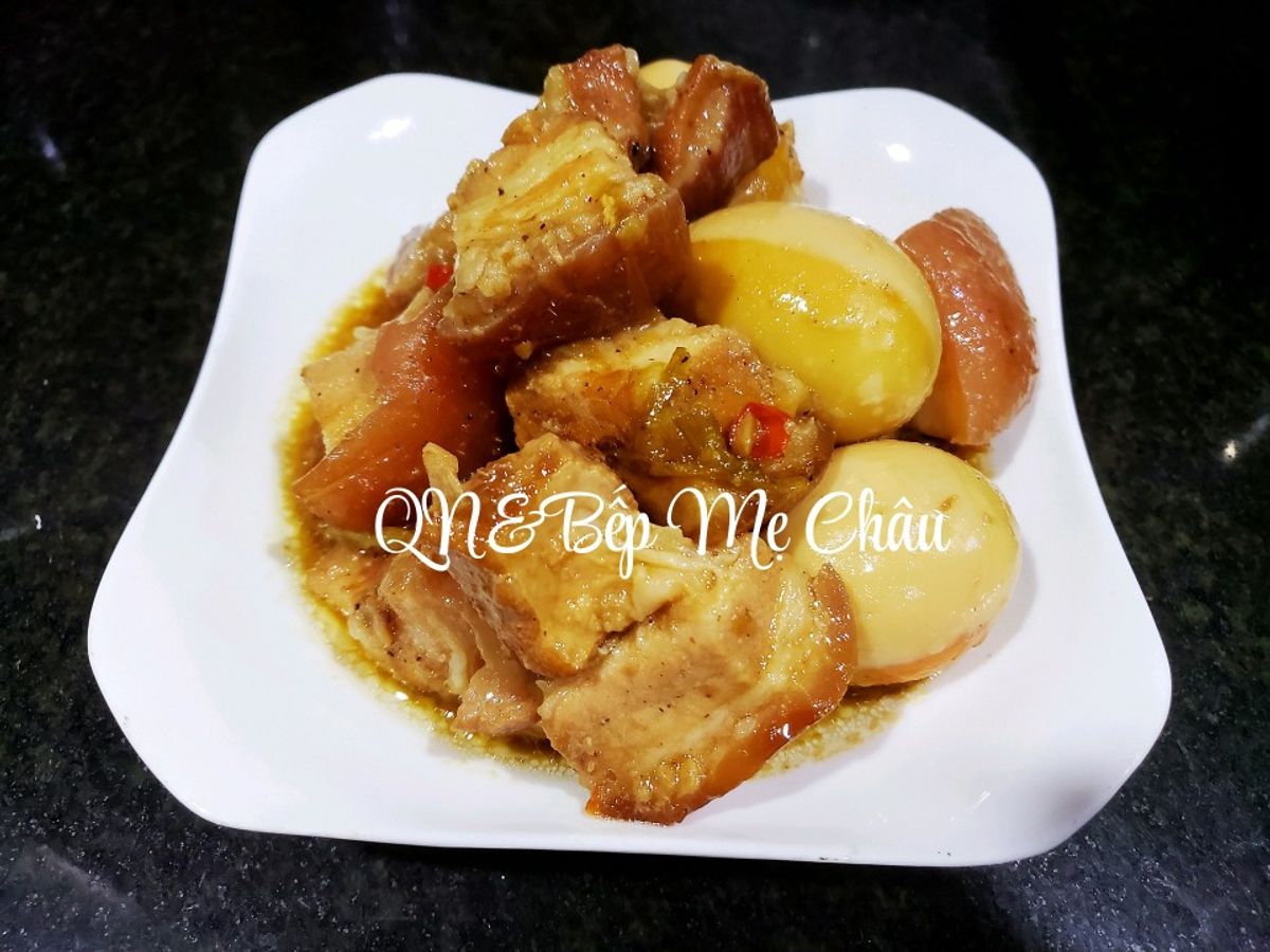 Thịt trứng kho sốt tiêu đen